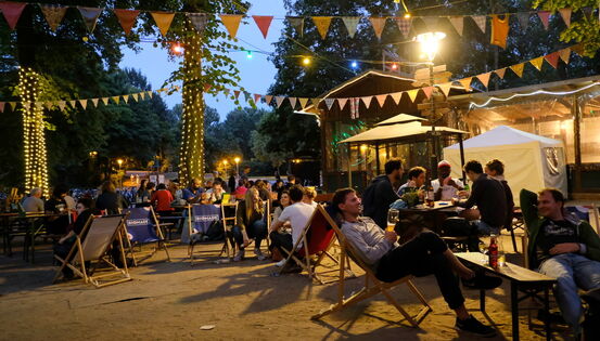 2017 gartenlokal abends